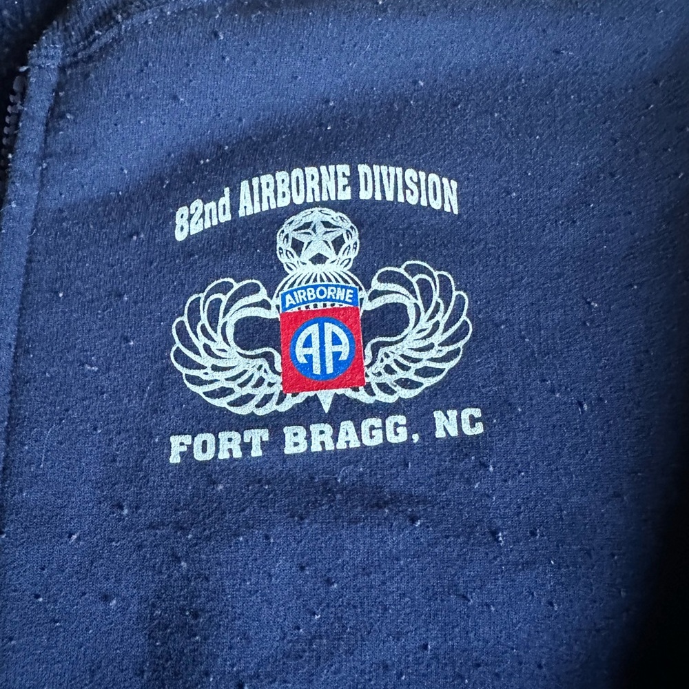 Zip sweatshirt with 82nd airborne logo. Men’s lrg